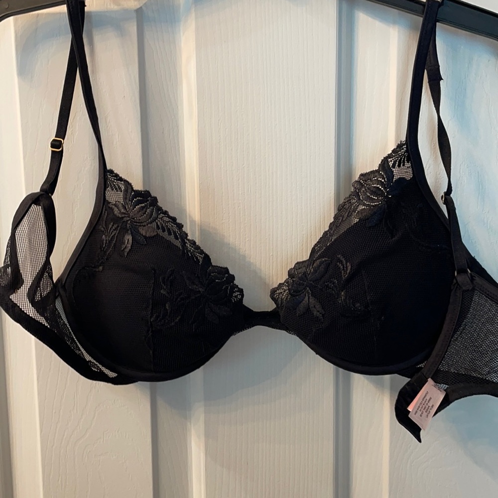 Very sexy skimpy black bra Victoria’s Secret 36C